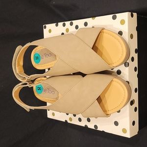 Me Too, size 8 woman taupe sandal